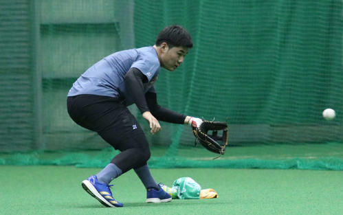 室内練習場で守備練習をする日本ハム清宮（撮影・山崎純一）
