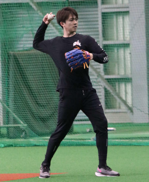 室内練習場でキャッチボールをする日本ハム上沢（撮影・山崎純一）