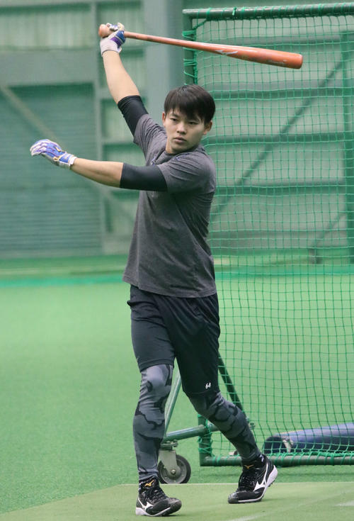 室内練習場で打撃練習をする日本ハム田宮（撮影・山崎純一）