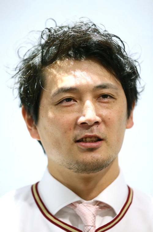トレードで楽天に加入し笑顔で意気込みを語る涌井（撮影・足立雅史）