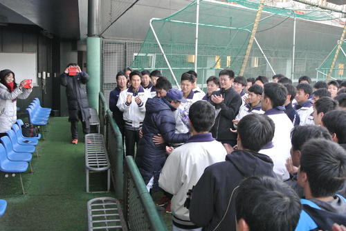 善波前監督は選手を前に最後のあいさつを終えると新主将の公家内野手から花束を受けとり拍手を浴びながら公家と抱き合う（撮影・井上真）