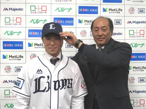 西武の入団会見に臨んだ森越（左）と渡辺GM（撮影・栗田成芳）