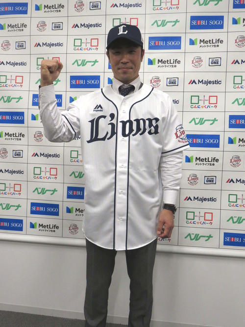 西武の入団会見に臨んだ森越（撮影・栗田成芳）