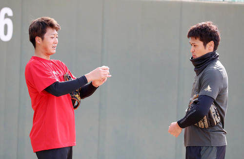 鳴尾浜で初練習した中田（右）のキャッチボール相手を務めた横山は早速変化球などについて質問する（撮影・加藤哉）