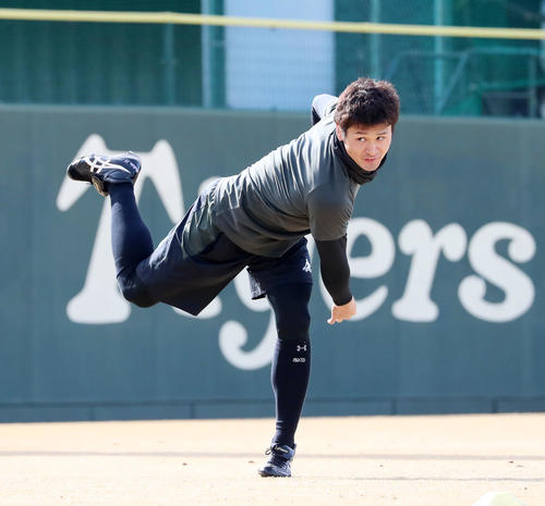鳴尾浜で初練習しキャッチボールする中田（撮影・加藤哉）