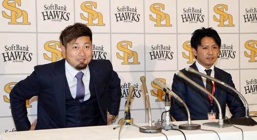 4億6000万円（金額は推定）プラス出来高の4年契約で更改したソフトバンク森唯斗。右は弁護士・村瀬貴文（撮影・栗木一考）
