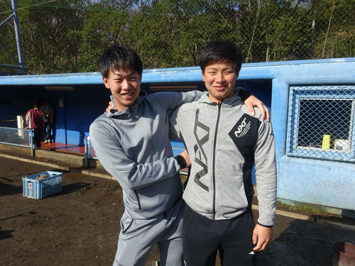 来年のドラフト候補の（写真左から）山崎伊織と小郷賢人（撮影・保坂淑子）