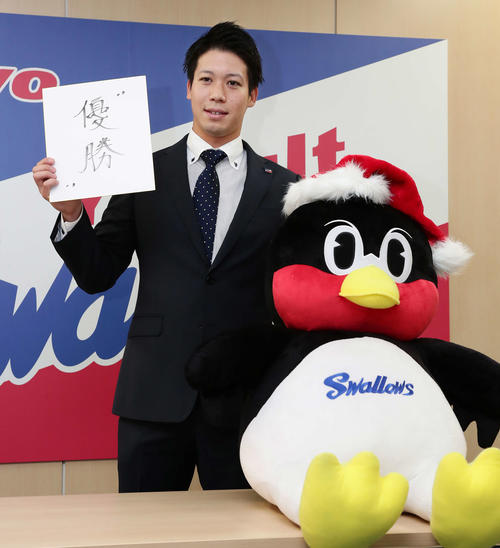 球団史上最高額で契約を更改したヤクルトの山田哲は、来季の目標を「優勝」と記した（撮影・丹羽敏通）