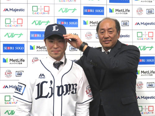 西武の入団会見に臨んだ森越（左）と渡辺GM（撮影・栗田成芳）