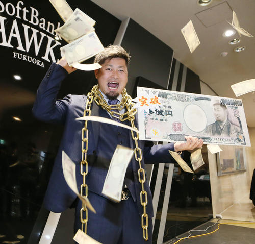 複数年の大型契約を結んだ森は笑顔でポーズ（撮影・栗木一考）