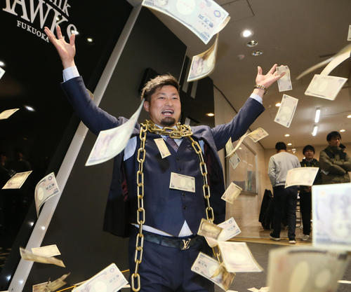 複数年の大型契約を結んだ森は笑顔でポーズ（撮影・栗木一考）
