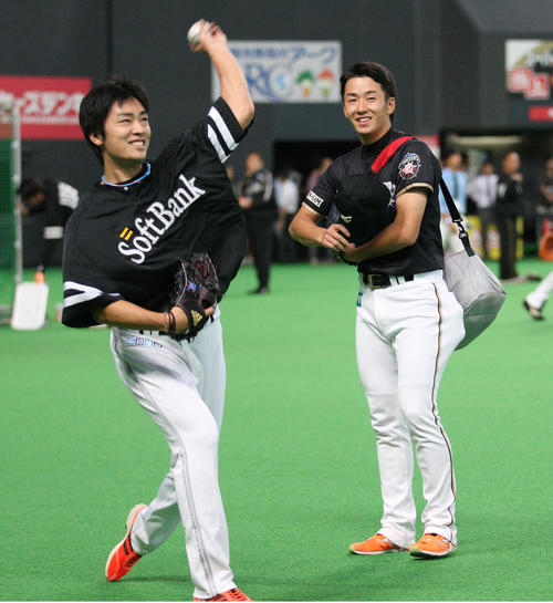 11年9月、キャッチボールをしながら談笑するソフトバンク和田（左）と日本ハム斎藤佑