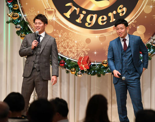 ファンクラブイベント「クリスマスパーティー」に登場した阪神北條（左）と糸原（撮影・鈴木みどり）