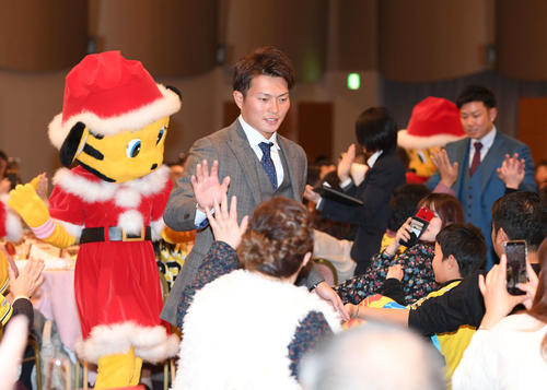 ファンクラブイベント「クリスマスパーティー」でファンとハイタッチする阪神北條。右奥は糸原（撮影・鈴木みどり）