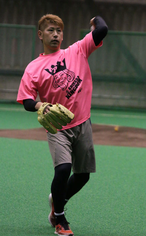 札幌市内の室内練習場でランニングメニューを終えた後にキャッチボールを行った日本ハム加藤（撮影・木下大輔）