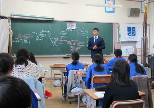 生徒たちに話をする中日根尾