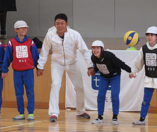 子どもたちと体育授業で笑顔を見せる中日根尾