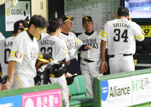 ソフトバンク対DeNA　12回裏、無死満塁から無得点で引き分けた工藤監督（右から2人目）は渋い表情でスコアボードを見つめる（2019年6月16日撮影）
