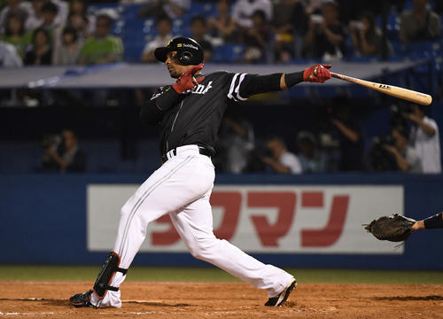 ヤクルト対ソフトバンク　8回表ソフトバンク1死満塁、遊ゴロ併殺に倒れるグラシアル（2019年6月19日撮影）