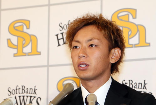 契約更改を終え、会見で記者の質問に答えるソフトバンク今宮（撮影・栗木一考）