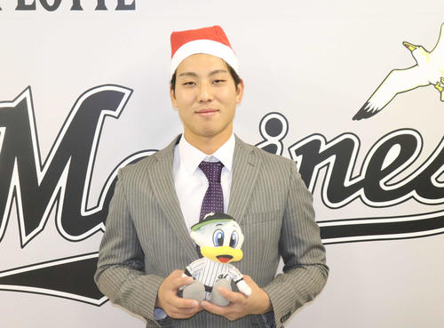 クリスマスに支配下登録され、サンタの帽子をかぶるロッテ茶谷（撮影・久永壮真）