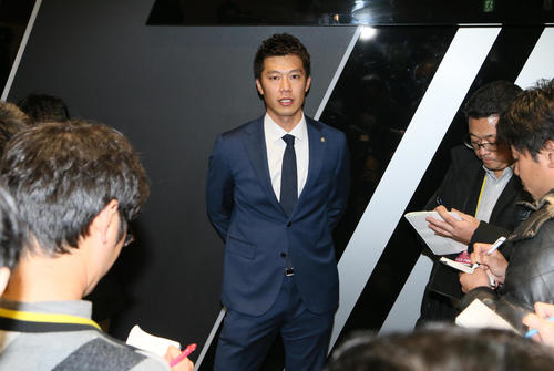 記者の質問に答える岩崎（撮影・栗木一考）