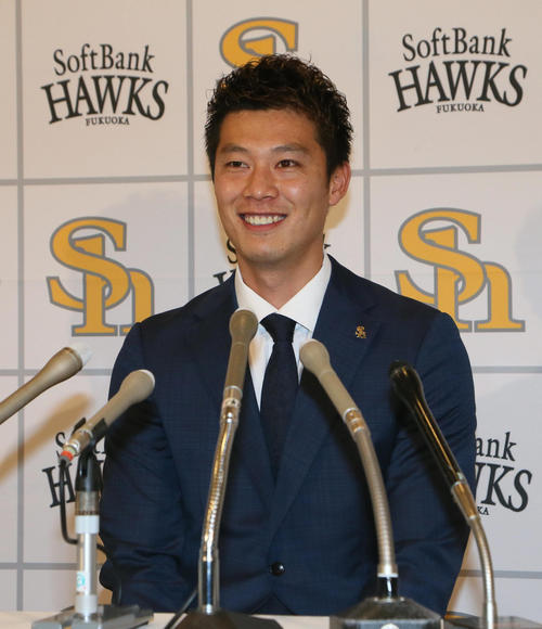 ダウンで契約更改したソフトバンク岩崎（撮影・栗木一考）