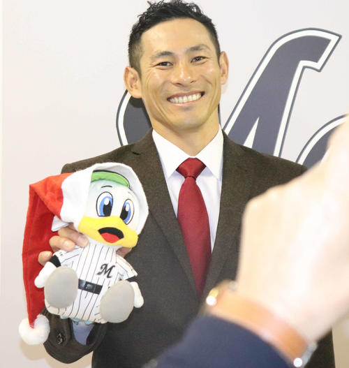 契約更改を終え、笑顔のロッテ荻野（撮影・久永壮真）