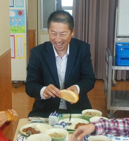 12日、ロッテ今岡2軍監督は母校の宝塚市立美座小学校、宝塚中学校を訪問し、美座小で子どもたちと給食を食べる