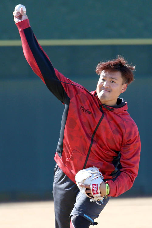 自主トレでキャッチボールする秋山（撮影・上山淳一）