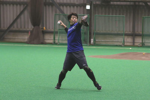 室内練習場でキャッチボールをする日本ハム鶴岡（撮影・中島宙恵）
