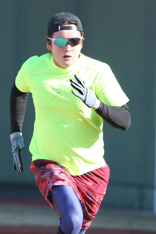 自主トレでダッシュを繰り返す飯田（撮影・上山淳一）