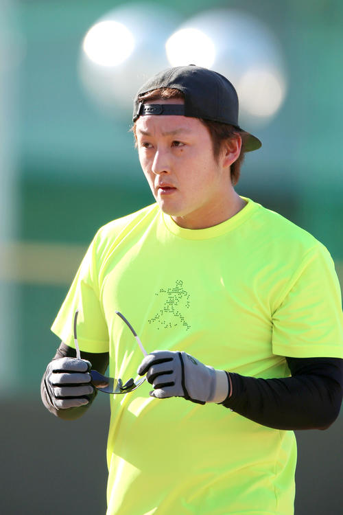鳴尾浜で自主トレに励む飯田（撮影・上山淳一）