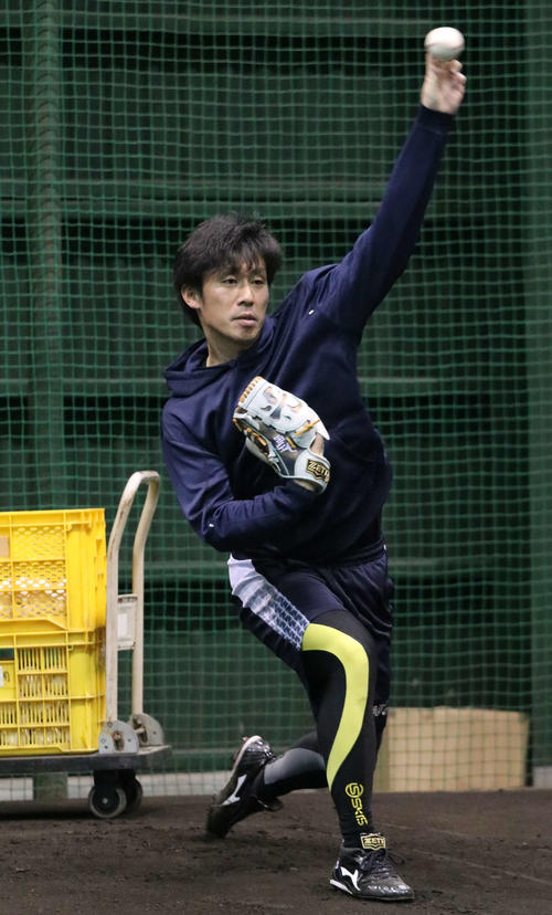 室内練習場のブルペンでネットスローをする日本ハム吉川（撮影・山崎純一）