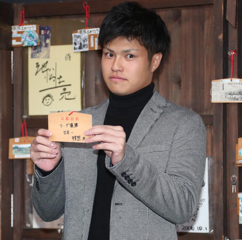 「西新勝鷹水神MIPパレード」の前に勝鷹水神を参拝する甲斐野は絵馬に来年の目標を記す（2019年12月22日）