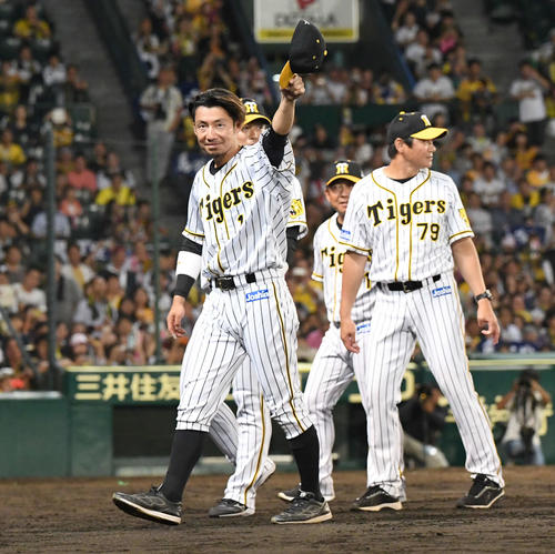 シーズン最終戦セレモニーを終え「鳥谷コール」に応えて引き揚げる鳥谷（2019年9月30日）
