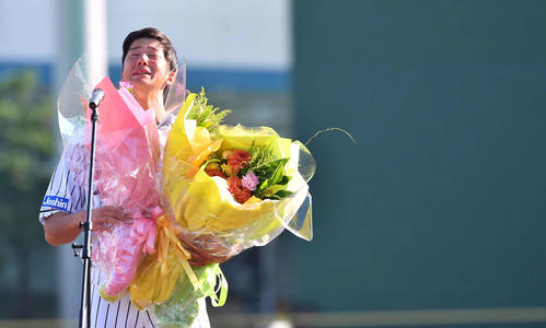 引退セレモニーで涙を流す横田（2019年9月26日）