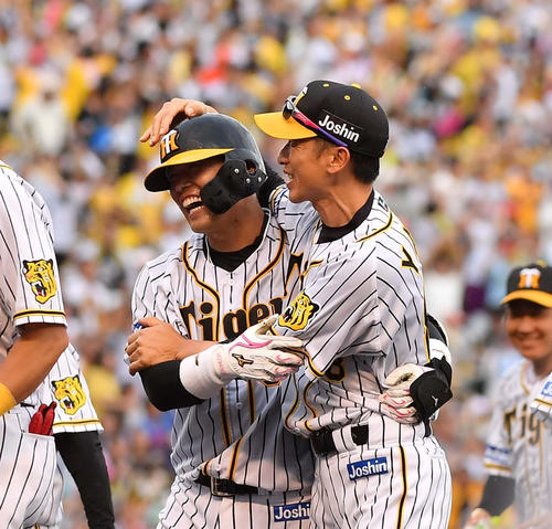 日本ハム戦でサヨナラ適時打を放った原口文仁（左）と抱き合って喜ぶ矢野燿大監督（2019年6月9日）