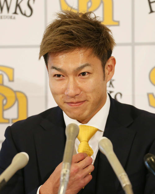 生涯ホークスを表すために新調した黄色のネクタイを見せる柳田（撮影・栗木一考）