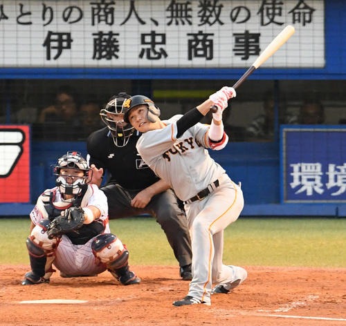 35号ソロを放つ巨人坂本勇人（2019年9月7日撮影）