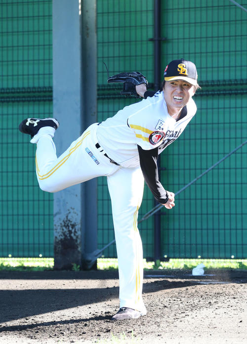 ブルペンで力強く投げ込む田中（201911月24日撮影）