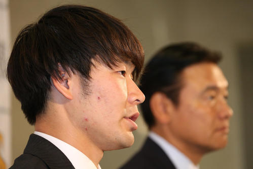 会見で記者の質問に答えるソフトバンク武田翔太。右は代理人の大友良浩弁護士（撮影・栗木一考）