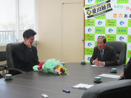 千葉県匝瑳市役所を訪れ、太田安規市長を表敬訪問する、阪神ドラフト3位の及川雅貴投手（左）。右は太田市長（撮影・磯綾乃）
