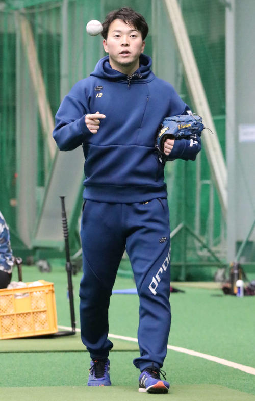 室内練習場での練習を終え引き揚げる日本ハム生田目（撮影・山崎純一）
