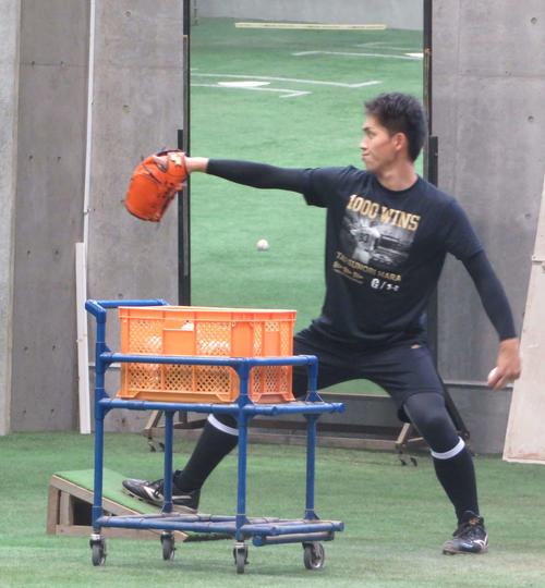 ジャイアンツ球場で自主トレーニングを行い、投球練習する巨人高橋（撮影・湯本勝大）