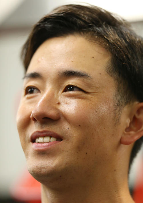 笑顔で囲み取材に応じる日本ハム斎藤（撮影・垰建太）