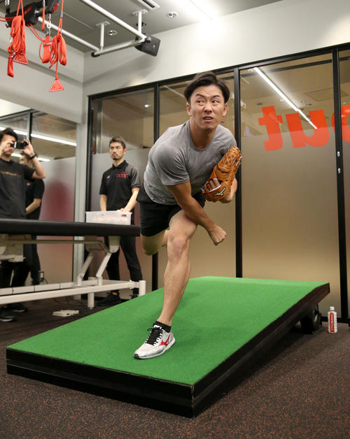 投球を撮影する日本ハム斎藤（撮影・佐藤翔太）