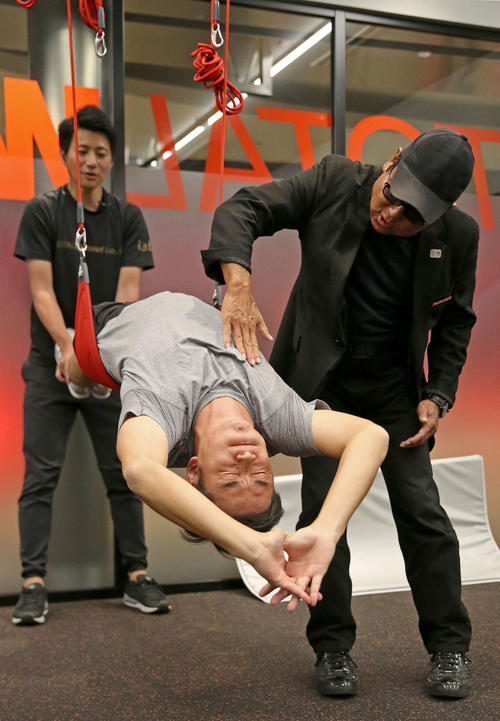 ケビン山崎氏（右）からトレーニングの指導を受ける日本ハム斎藤（撮影・佐藤翔太）