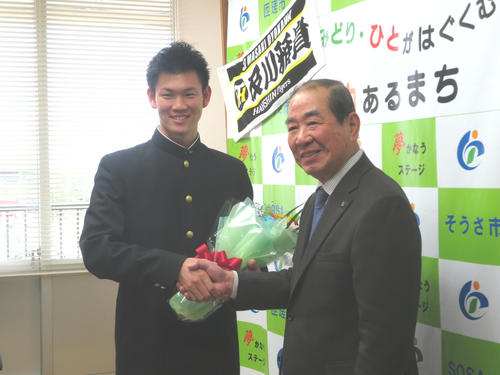 千葉県匝瑳市役所を訪れ、太田市長（右）を表敬訪問する、阪神ドラフト3位の及川（撮影・磯綾乃）