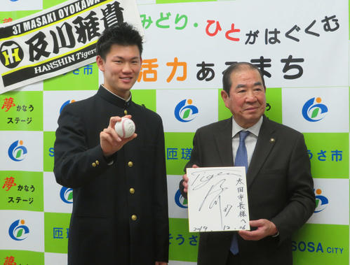 千葉県匝瑳市役所を訪れ、太田市長（右）を表敬訪問する、阪神ドラフト3位の及川（撮影・磯綾乃）
